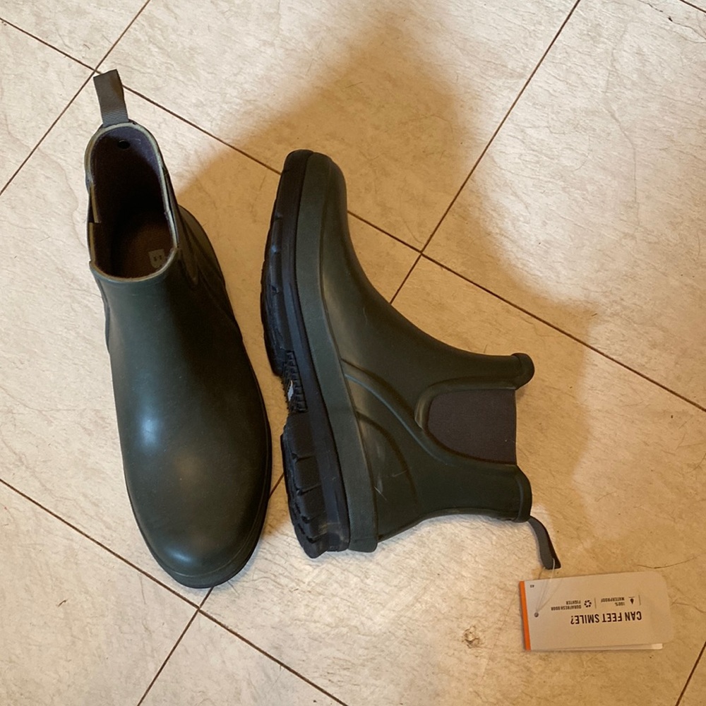 NWT Bogs Ankle Rainboot 9/40